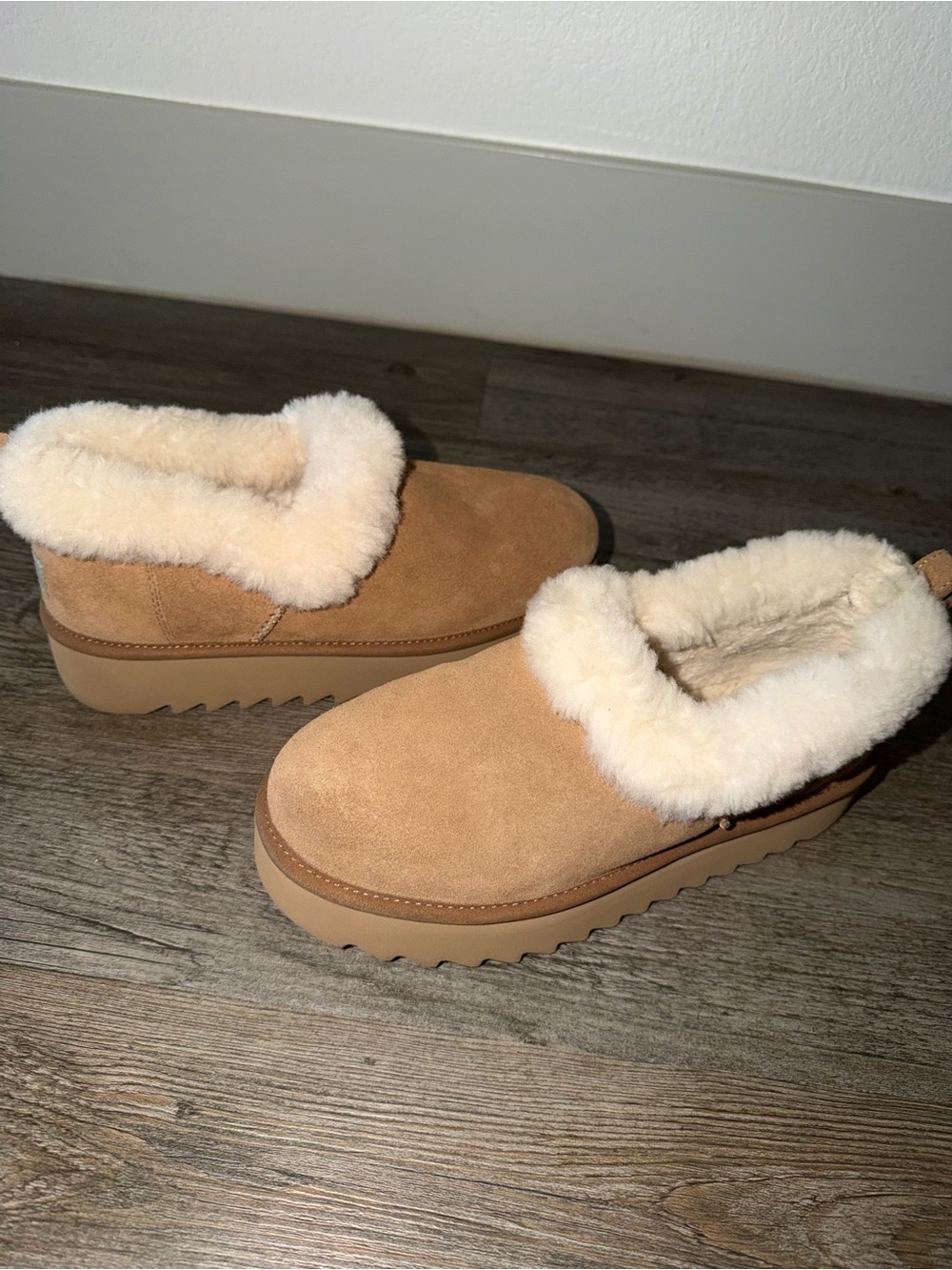 UGG Nita Platform Genuine Shearling Slippers shoes Womens 8 Chestnut